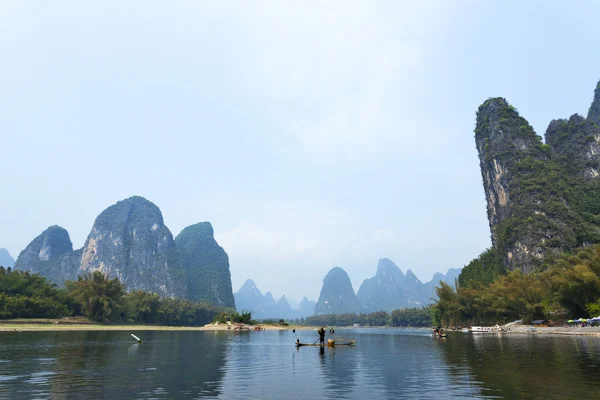 Vista del paisaje del río Li con niebla en primavera, Guilin, China —  Fotos de Stock