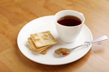 kahve, kurabiye ve reçel odunsu masada