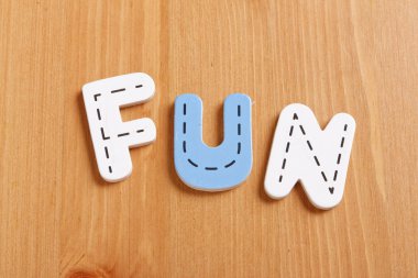 Eğlenceli, büyü tarafından odunsu bulmaca harflerle odunsu arkaplan