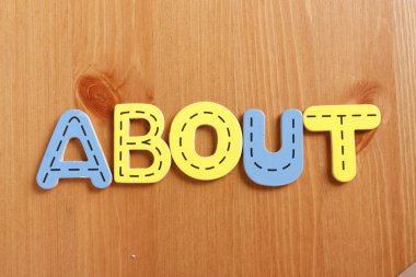 Yaklaşık, odunsu bulmaca harflerle odunsu arkaplan tarafından büyü