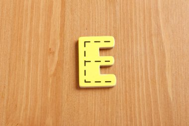 E, büyü tarafından odunsu bulmaca harflerle odunsu arkaplan