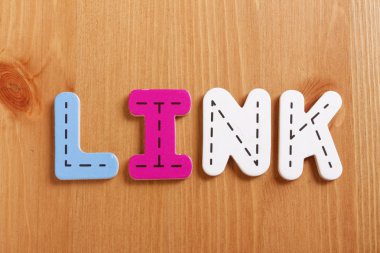 Link, odunsu bulmaca harflerle odunsu arkaplan tarafından büyü