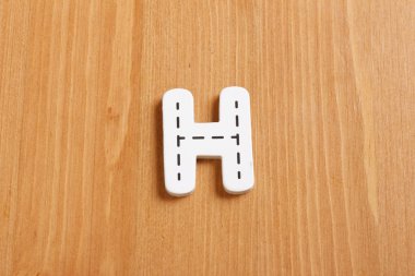 H, büyü tarafından odunsu bulmaca harflerle odunsu arkaplan