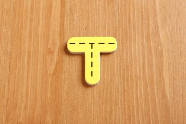 T, büyü tarafından odunsu bulmaca harflerle odunsu arkaplan