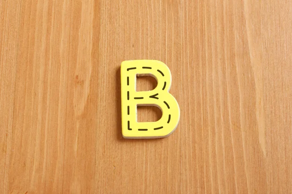 B, spell av woody pussel bokstäver woody bakgrund — Stockfoto