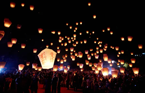 Taipei, Taiwán, 17 de febrero de 2011: La gente lanza linternas de cielo —  Fotos de Stock