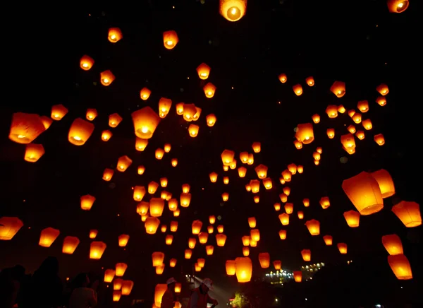 Taipei, Taiwán, 17 de febrero de 2011: La gente lanza linternas de cielo —  Fotos de Stock