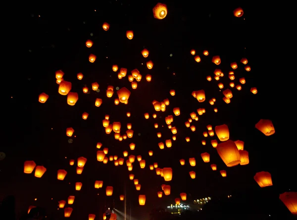 Taipei, Taiwan, februari 17, 2011: människor släppa himlen lyktor — Stockfoto