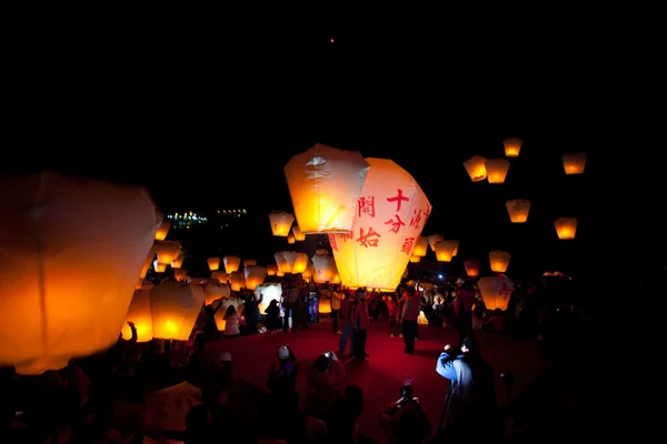 Taipei, Taiwan, februari 17, 2011: människor släppa himlen lyktor — Stockfoto