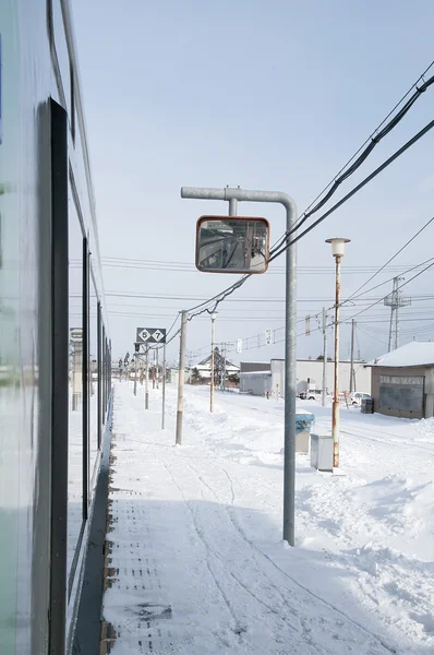 Boerderij vallende sneeuw in de winter, Hokkaido, Japan — Stockfoto