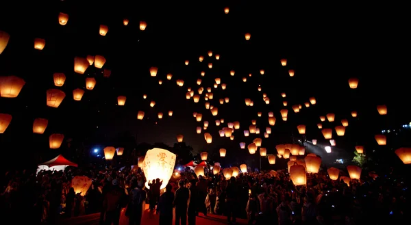 Taipei, Taiwan, 17 de fevereiro de 2011: As pessoas lançam lanternas do céu — Fotografia de Stock