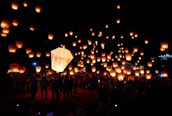 Taipeh, Taiwan, 17. Februar 2011: Menschen lassen Himmelslaternen los — Stockfoto