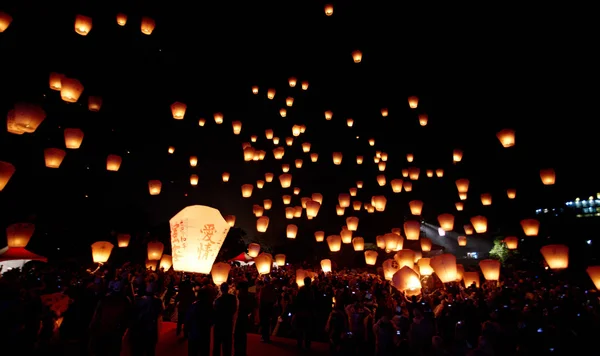 Taipei, Taiwán, 17 de febrero de 2011: La gente lanza linternas de cielo —  Fotos de Stock