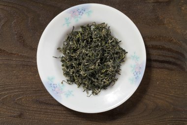 dreid çay tabak içinde odunsu masaya yakın bırakır