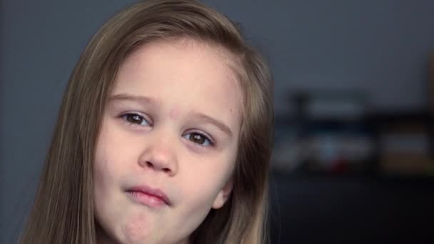 Närbild porträtt av känslomässig liten flicka — Stockvideo