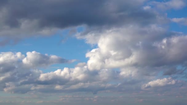 Nubes en el cielo azul — Vídeo de stock