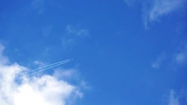 Uçak yok olan buharı yollar