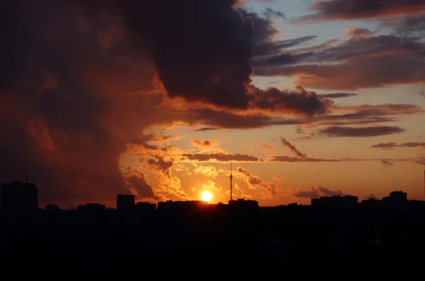 Tour de télévision Ostankino à l'heure du lever du soleil — Photo