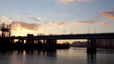 Güzel bir bulutlu gün batımı içinde belgili tanımlık geçmiş ile köprü.