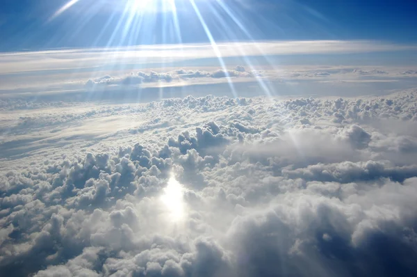 Nubes, sol, cielo visto a través de la ventana de un avión —  Fotos de Stock