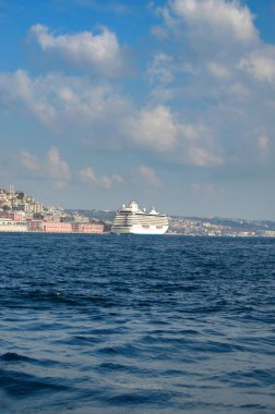 Istanbul, Türkiye - 11 04, 2011: Boğaz'ın üzerindeki en popüler konumlar. Yolcu gemisi.
