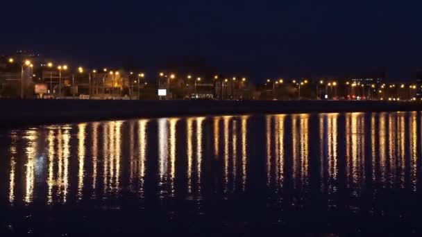 Réflexion lumières de la ville rivière sur l'autoroute — Video