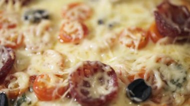 Jambonlu ve domatesli pizza