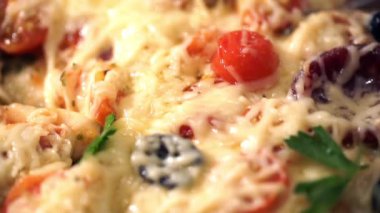 Jambon, domates, zeytin pizza. Makro çekim.