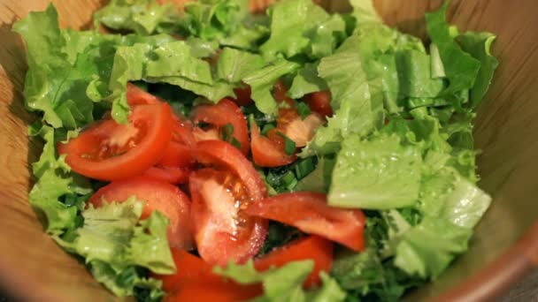 Revuelva la ensalada de verduras una escápula de madera en la cocina . — Vídeo de stock