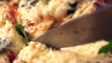 Jambon, domates, zeytin pizza. Makro çekim.