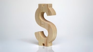 Ahşap ABD Doları sembolü beyaz bir arka plan