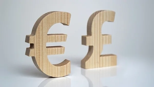 Wechselkursbewertung. Währungszeichen Euro, Pfund. — Stockfoto