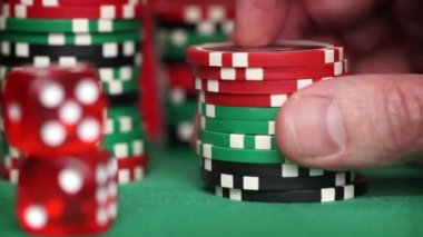 Yeşil tablo parmaklar kırmızı zar ve casino fişleri