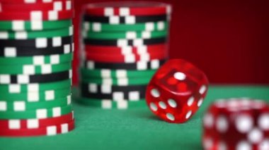 Kırmızı zar ve yeşil masaya fiş casino