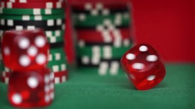 Kırmızı zar döndürme ve casino chips yeşil masada