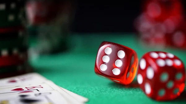Dados vermelhos, fichas de casino, cartões em feltro verde — Fotografia de Stock