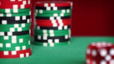 Kırmızı zar ve yeşil masaya fiş casino