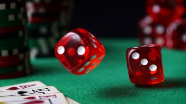 Kırmızı zar, casino chipi olarak yeşil keçe kartlarına