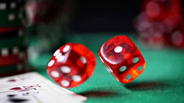Kırmızı zar, casino chipi olarak yeşil keçe kartlarına