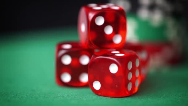 Rotation des dés rouges et des jetons de casino sur la table verte 