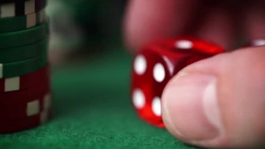 El ve casino Chips Yeşil masada kırmızı zar
