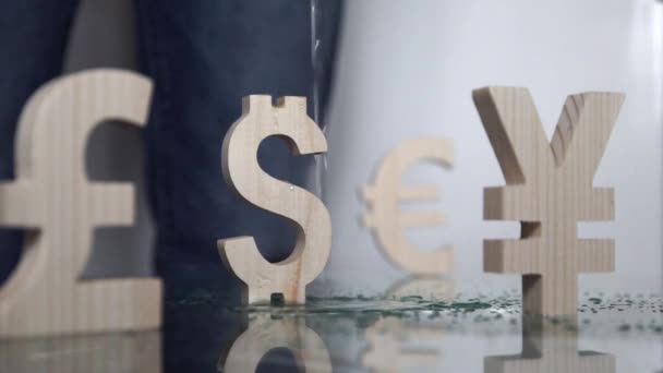 Homem mija no dólar, euro, iene, libra — Vídeo de Stock