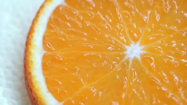 Scheibe Orangenfrucht Rotation auf weißem Hintergrund — Stockvideo