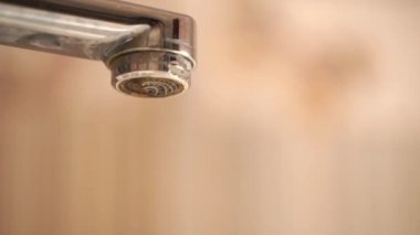 Bir damla su ile krom parlak musluk yavaşlatır