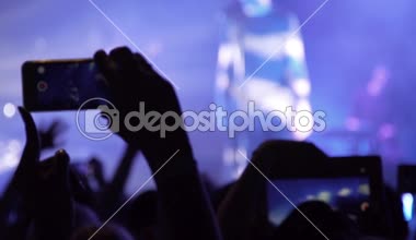 Parti bir rock konserinde yapma. Rock konserinde kameralar dijital görüntüler ile el ele tutuşur