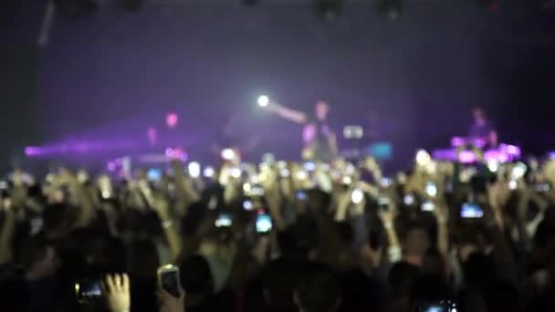 Gente en concierto filmando video o foto — Vídeos de Stock