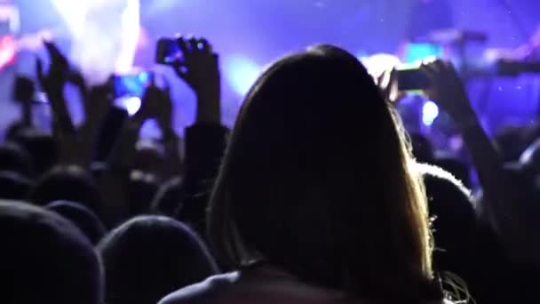 Gente en concierto filmando video o foto — Vídeo de stock