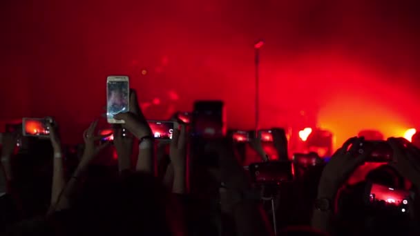 Fazendo festa em um concerto de rock e segure câmeras com displays digitais — Vídeo de Stock