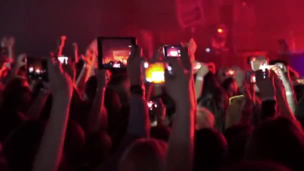 Fotoğraf çekmek ya da yazmak video müzik konserinde kendi akıllı telefonlar ile insanlar — Stok video