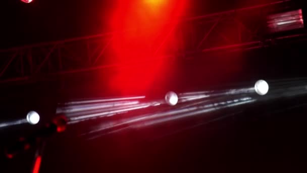 Helles Bühnenlicht blinkt. rote und weiße Lichter mit Rauch. — Stockvideo